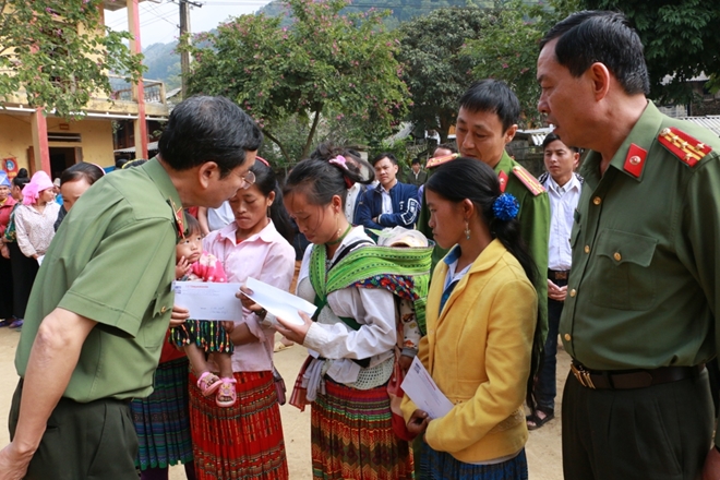 Chia sẻ đau thương với người dân vùng lũ Trạm Tấu - Ảnh minh hoạ 8